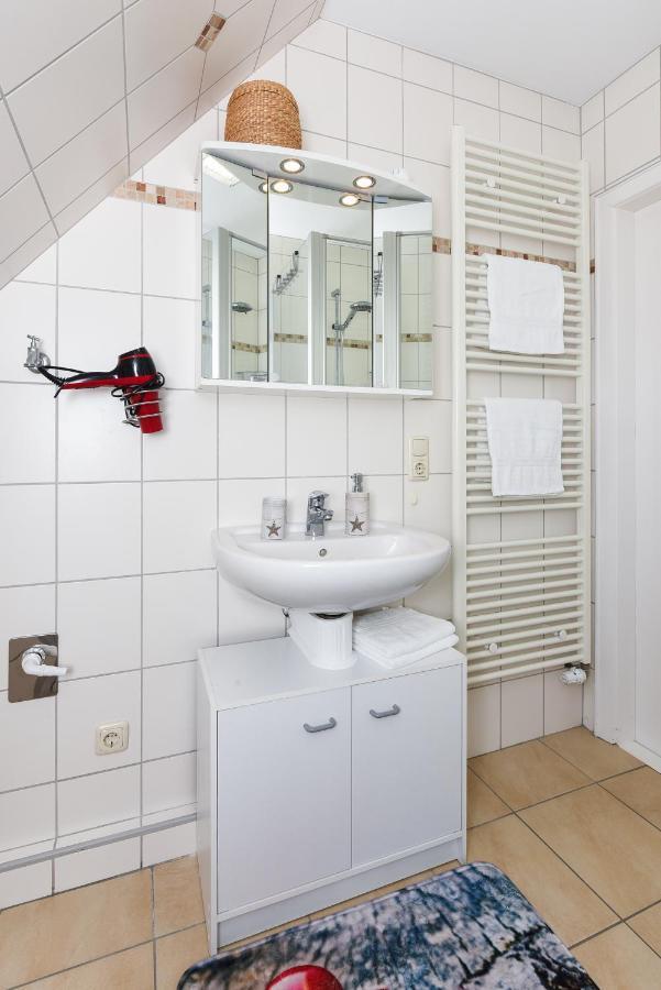 Ferienwohnungen Im Haus Ankerplatz Esens Buitenkant foto