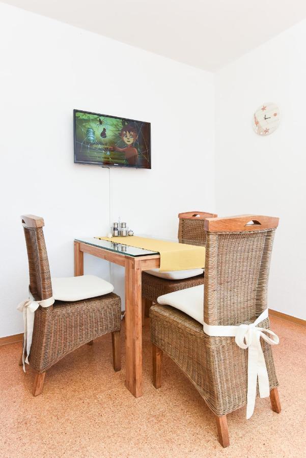Ferienwohnungen Im Haus Ankerplatz Esens Buitenkant foto