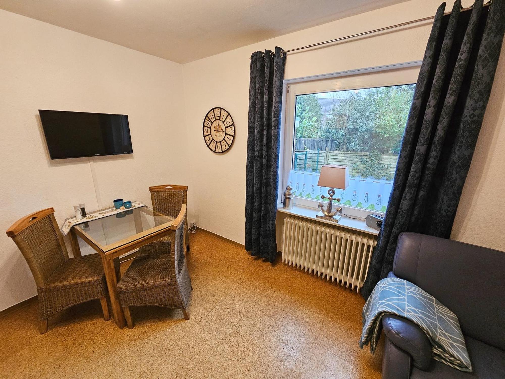 Ferienwohnungen Im Haus Ankerplatz Esens Buitenkant foto